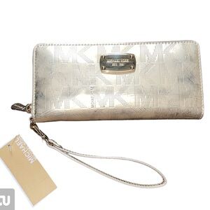 🔻Final Markdown🔻Michael Kors Jet Set Travel Wallet